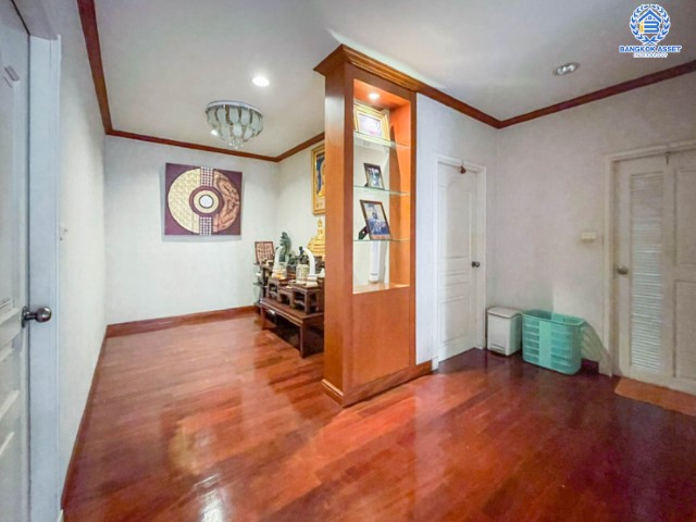 *****บ้านเดี่ยวมือสองย่านกรุงเทพฯ ม.ชวนชื่น ลาดพร้าว-รามอินทรา (ซ.สุคนธ์สวัสดิ์34) เนื้อที่กว้างขวางกว่า 87 ตร.ว. หลังใหญ่พร้อมอยู่  มีเฟอร์นิเจอร์บิ้วอินท์ทั้งหลัง! กับสุดยอดทำเล ใจกลางห้างฯ ชั้นนำฟังก์ชัน 5 ห้องนอน 3 ห้องน้ำ ที่จอดรถ 3 คัน บนทำเลแห่งการเดินทาง ใกล้ทางด่วน "ฉลองรัช"